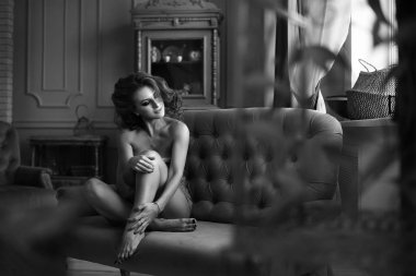 İç çamaşırlı güzel bir kadın.