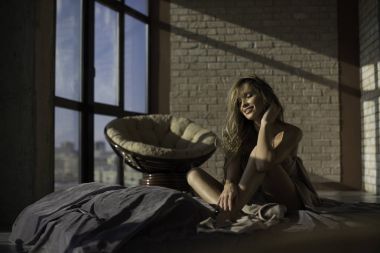 İç çamaşırlı güzel bir kadın.