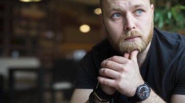 sittnig kahve dükkanında kullanan genç adam