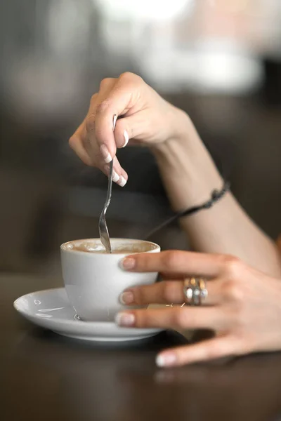 Kadınların elleri kahve fincan — Stok fotoğraf