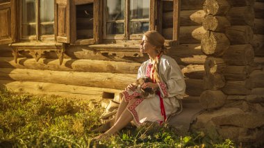 Rus kadın ile bir kedi yakın bir köyde eski ahşap ev