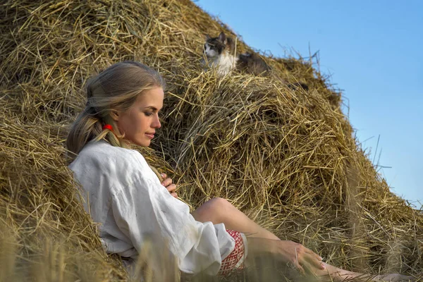 Mujer rusa en un campo trenzas cabello — Foto de Stock