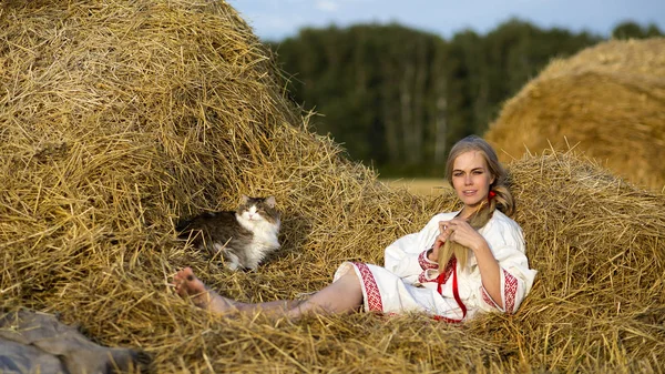 Mujer rusa en un campo trenzas cabello — Foto de Stock