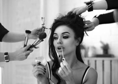 Düğün makyaj sanatçısı bir gelin için uyduruyor. Güzel seksi