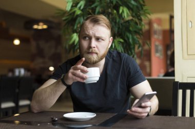 Rahatlatıcı bir lüks Restoran açık havada, kendine güvenen düşünceli girişimci, zengin adam dalgın dinlenme ve bekleyen biri modern kafe teras başarılı akıllı iş adamı