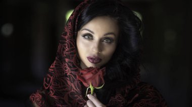 güzel esmer kadının kırmızı gül ile yakın çekim portre