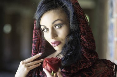 güzel esmer kadının kırmızı gül ile yakın çekim portre