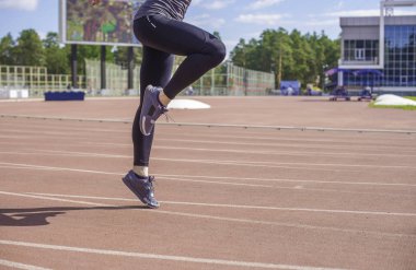 Yolda çalışan kadın bacakları