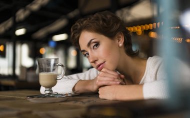 Kafedeki genç kadına. Aşk hakkında rüya.