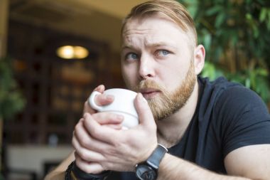 Genç adam sokakta kahve içme