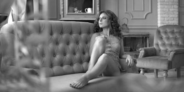 seksi genç kadın vintage iç kanepe poz