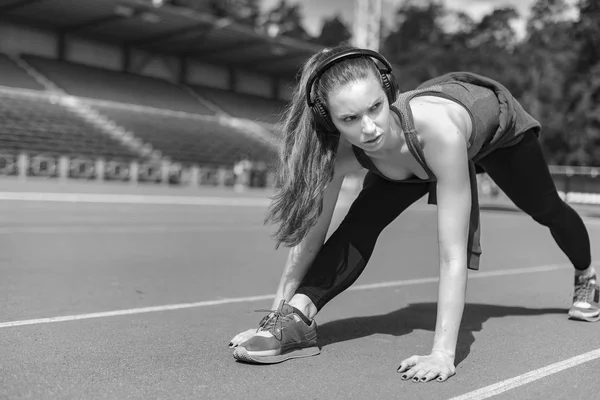 Atletik kadın yolda çalışan onun kasları fefore germe — Stok fotoğraf