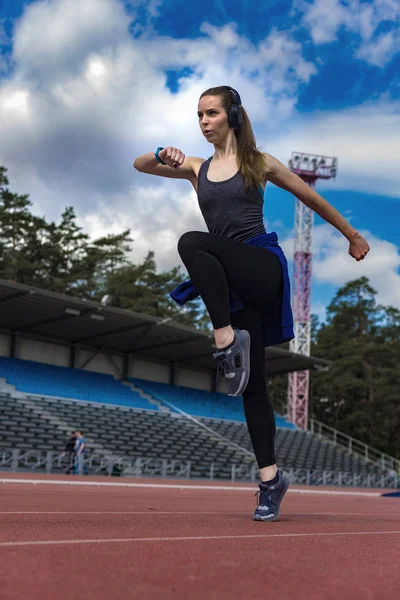 Mujer atlética corriendo en pista — Foto de Stock