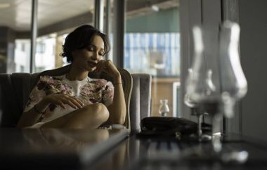 Restoranda oturan güzel siyah saçlı kadın. Dış görev içme kahve arıyor