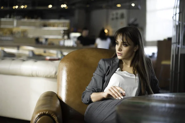 Jeune femme d'affaires charmante assise seule dans un café pendant le temps libre, jolie femme avec un sourire mignon . — Photo