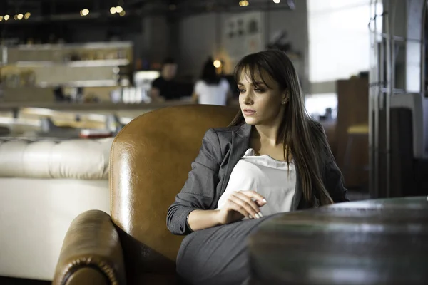 Jeune femme d'affaires charmante assise seule dans un café pendant le temps libre, jolie femme avec un sourire mignon . — Photo