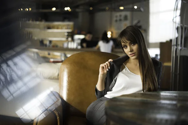 Jeune femme d'affaires charmante assise seule dans un café pendant le temps libre, jolie femme avec un sourire mignon . — Photo