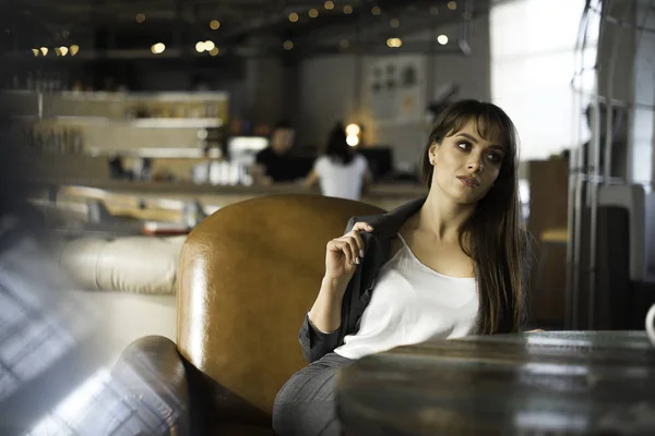Jeune femme d'affaires charmante assise seule dans un café pendant le temps libre, jolie femme avec un sourire mignon . — Photo