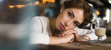 Düşünceli kavramı. Pencere camdan bakan bir kafede hayal kadın