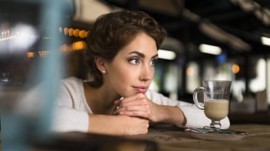 Düşünceli kavramı. Pencere camdan bakan bir kafede hayal kadın