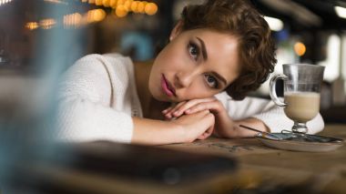 Düşünceli kavramı. Pencere camdan bakan bir kafede hayal kadın