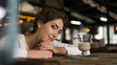 Düşünceli kavramı. Pencere camdan bakan bir kafede hayal kadın