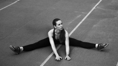 Spor. Koşucu koşu parkuru germe. Stadyumun arka planda.