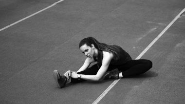 Spor. Koşucu koşu parkuru germe. Stadyumun arka planda.