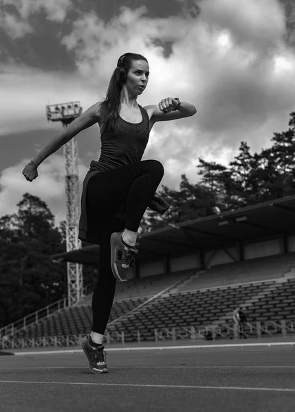 Mujer fitness en el estadio — Foto de Stock