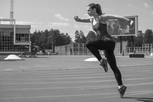 Mujer fitness en el estadio — Foto de Stock