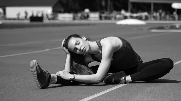 Spor. Koşucu koşu parkuru germe. Stadyumun arka planda. — Stok fotoğraf