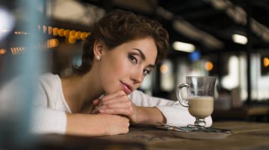 Düşünceli kavramı. Pencere camdan bakan bir kafede hayal kadın.