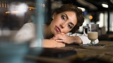 Düşünceli kavramı. Pencere camdan bakan bir kafede hayal kadın.