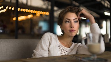 Düşünceli kavramı. Pencere camdan bakan bir kafede hayal kadın.