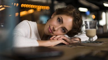 Düşünceli kavramı. Pencere camdan bakan bir kafede hayal kadın.