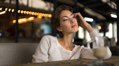 Düşünceli kavramı. Pencere camdan bakan bir kafede hayal kadın.