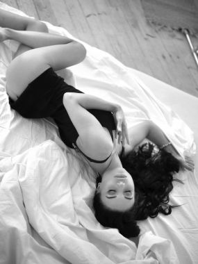 Çok seksi esmer şık siyah iç çamaşırlarıyla poz. Siyah beyaz portre. eski Hollywood tarzı. Noir.