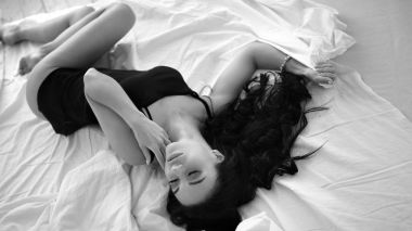 Çok seksi esmer şık siyah iç çamaşırlarıyla poz. Siyah beyaz portre. eski Hollywood tarzı. Noir.