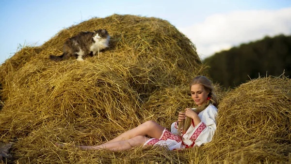 Bir alandaki Rus kadın saç örgü