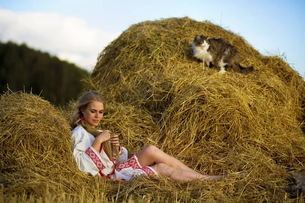 Bir alandaki Rus kadın saç örgü
