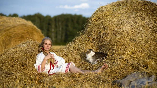 Bir alandaki Rus kadın saç örgü