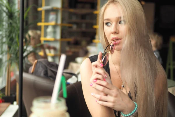 bir kafede oturan güzel genç kız