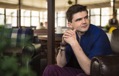 Genç restoranda oturan adam yorgun. Bak yorgun. Yorgunluk. O üzgün.