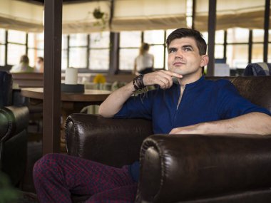 Genç restoranda oturan adam yorgun. Bak yorgun. Yorgunluk. O üzgün.