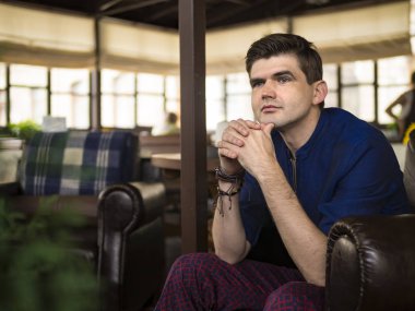 Genç restoranda oturan adam yorgun. Bak yorgun. Yorgunluk. O üzgün.