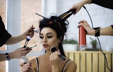 kadın daha fazla el ile oluşturur. Makyaj fırçaları, makas, gölgeler.