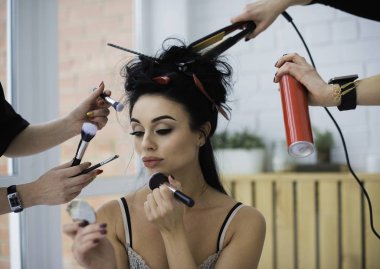 kadın daha fazla el ile oluşturur. Makyaj fırçaları, makas, gölgeler.