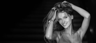 Siyah ve beyaz yatay siyah dantel elbise giymiş bir kadın portresi. Profesyonel makyaj. Koyu arka plan