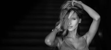 Siyah ve beyaz yatay siyah dantel elbise giymiş bir kadın portresi. Profesyonel makyaj. Koyu arka plan