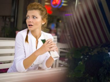 Kadın bir kafede bir kupa kadınla dinleniyor, kadın şaşırır.